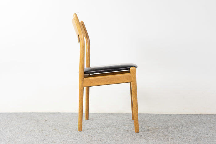 1 Oak & Leather Danish Dining Chair - (320-122.3)
